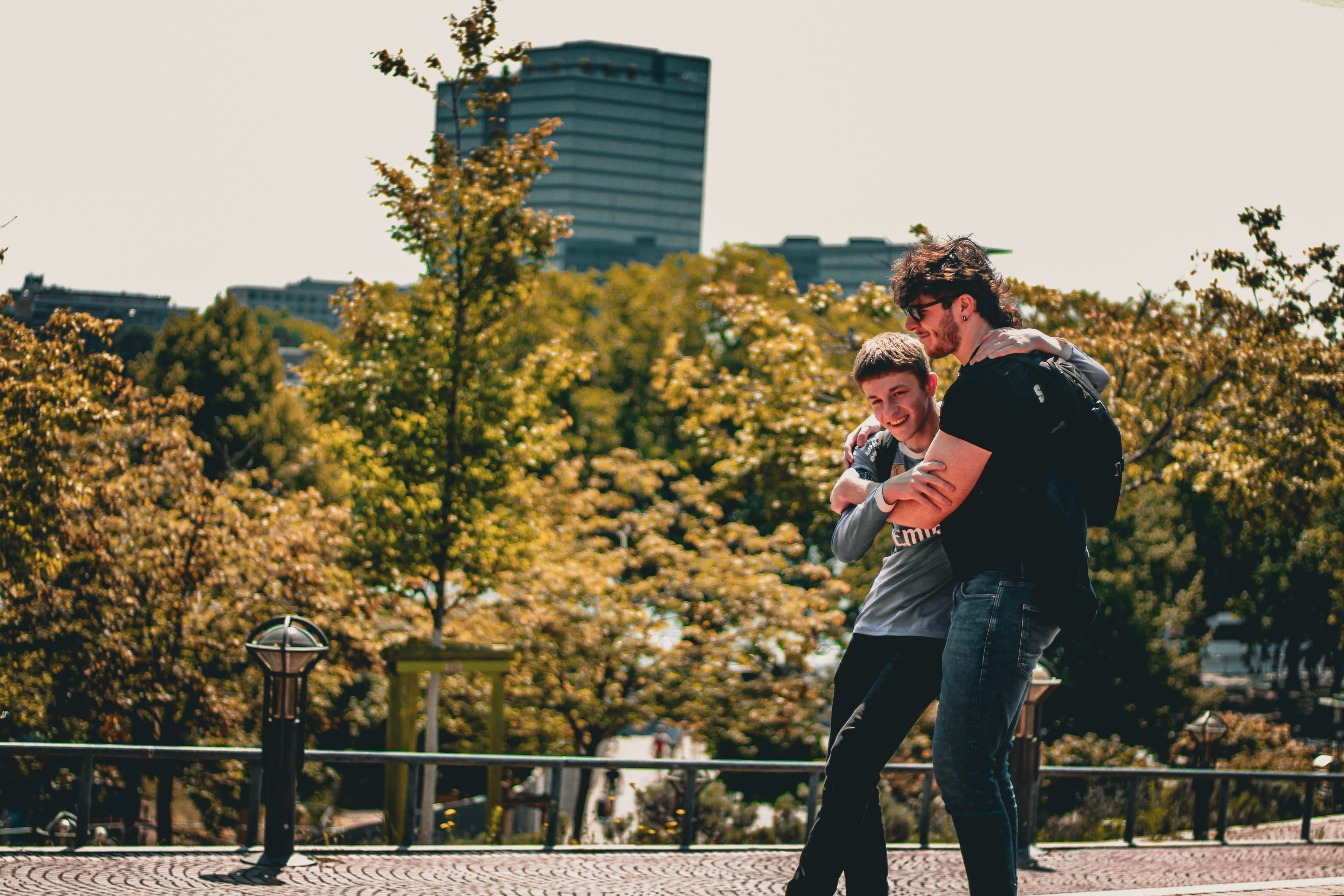portrait-of-Evi-blond-hair-green-leaves-background